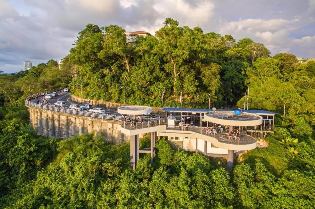 Hotel Holiday Kota Kinabalu Dış mekan fotoğraf